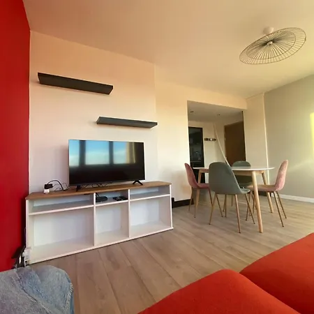 Apartment 3 Bedrooms Near Train & Center